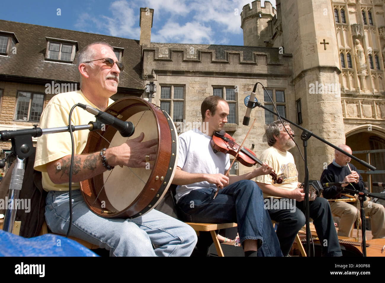England Somerset Brunnen Marktplatz Maifeiertag Musiker begleiten Maibaum Tanz Stockfoto