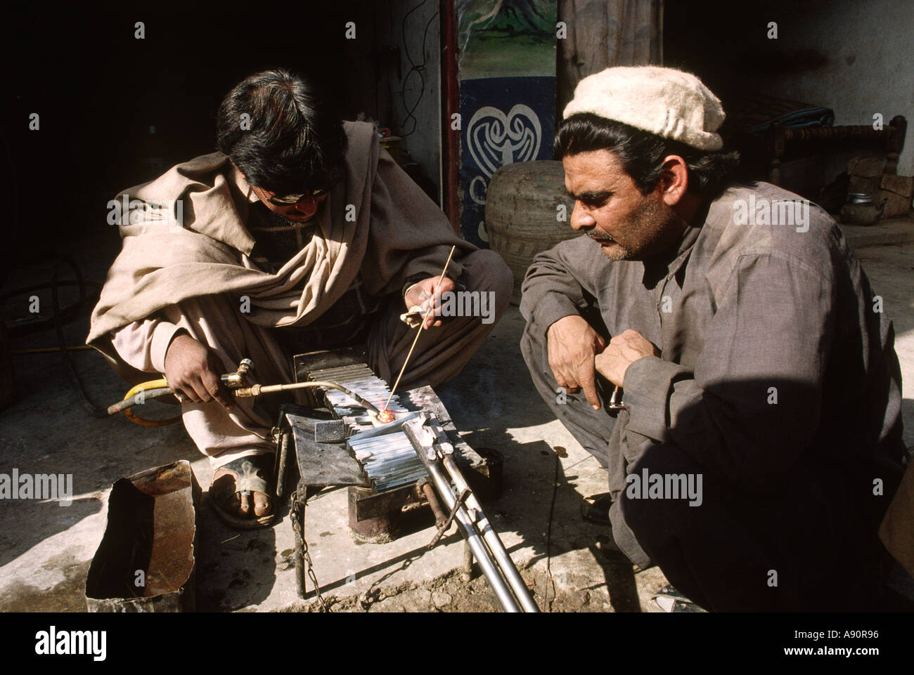 Pakistan NWFP Darra Adam Khel Mann Schweißen Schrotlauf Stockfoto