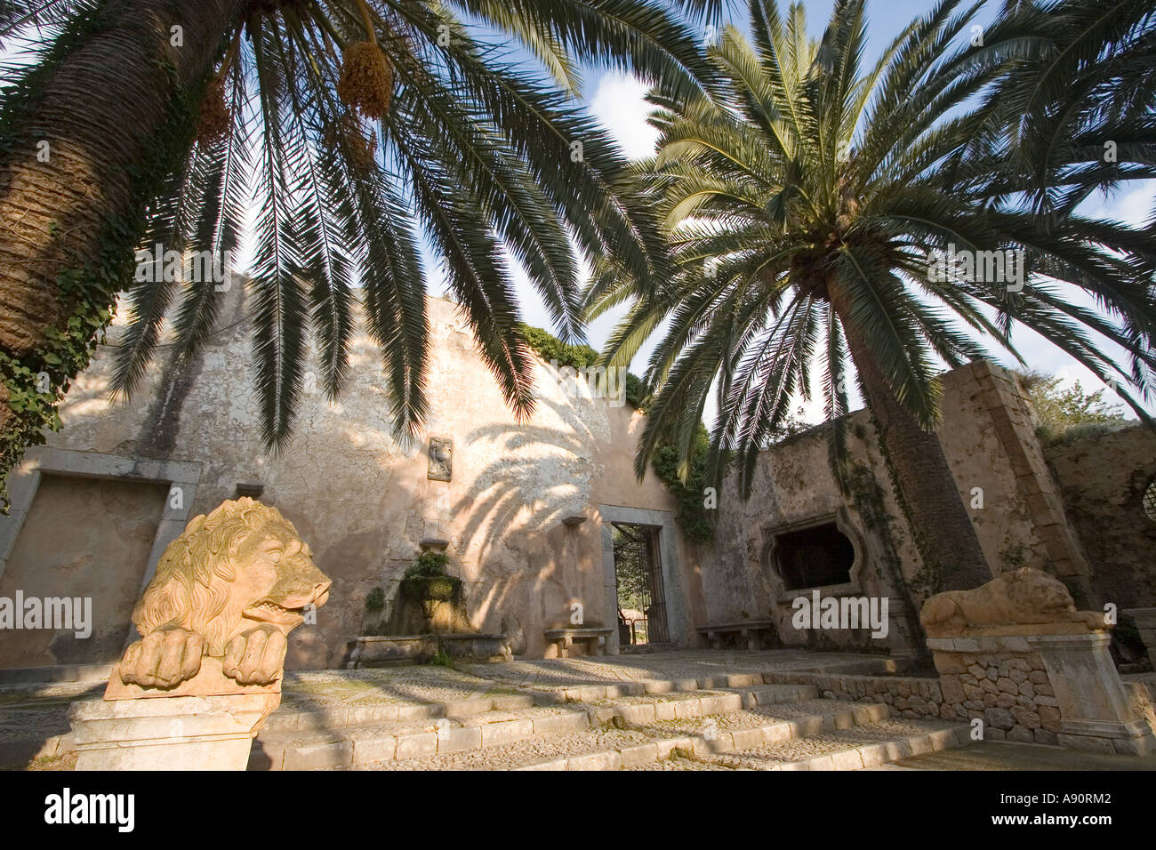 Spanien Mallorca Jardins Alfabia Palm Bäume Löwe Skulptur Stockfoto