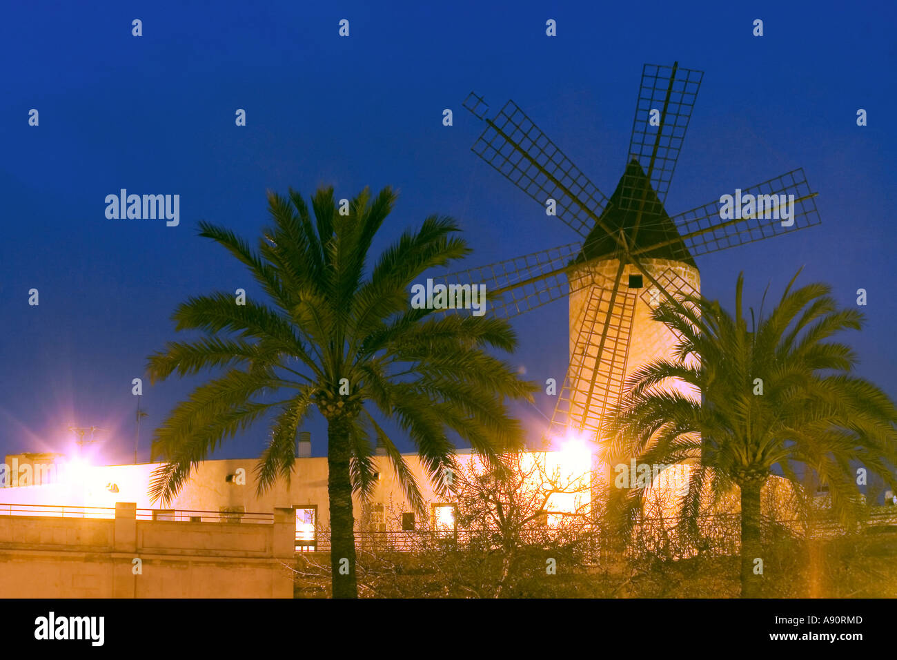 Palma De Mallorca Windmühlen in der Nacht Stockfoto