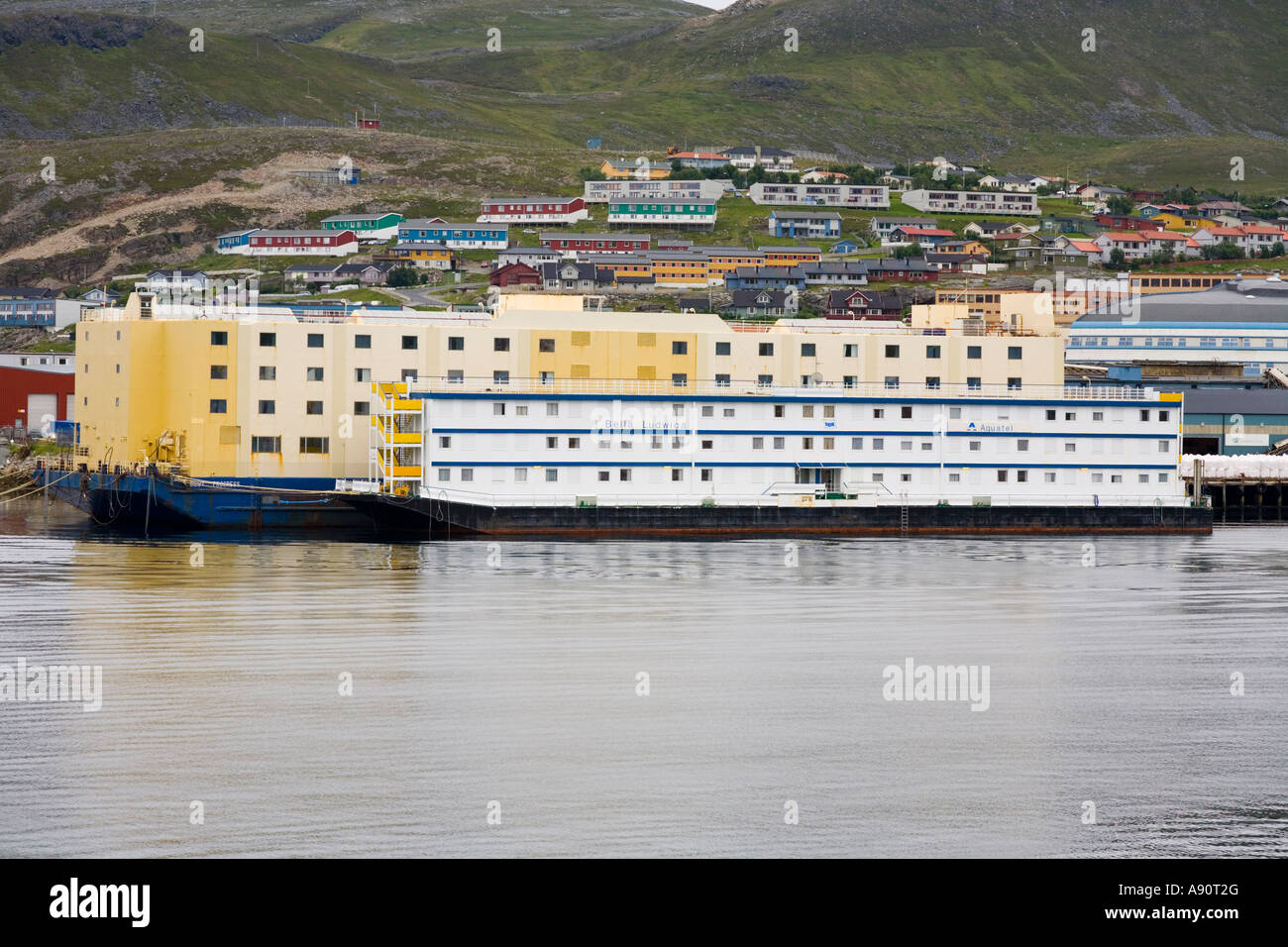 Schwimmende Hotelunterkunft für Arbeiter bei Hammerfest Norwegen Stockfoto