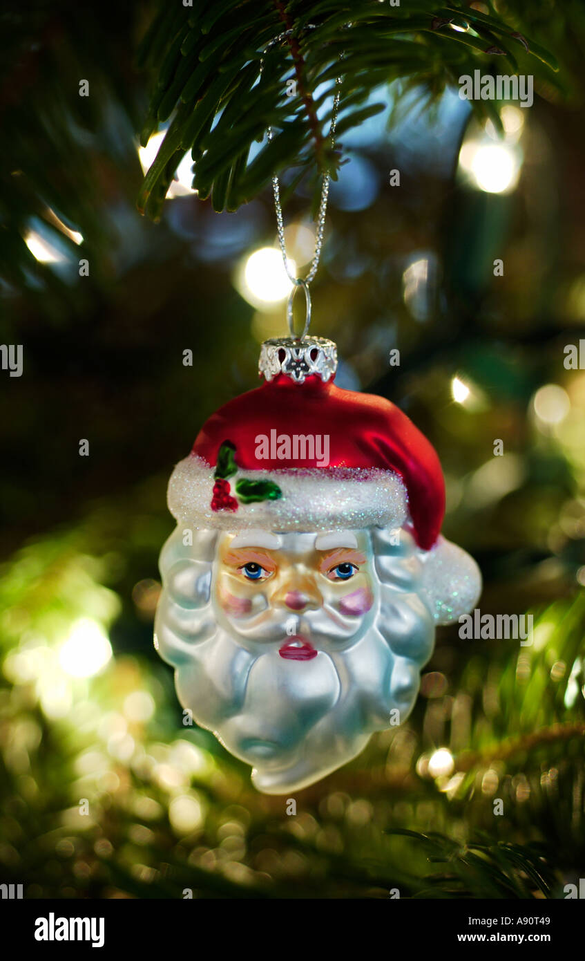 Santa Claus Ornament am Weihnachtsbaum Stockfoto