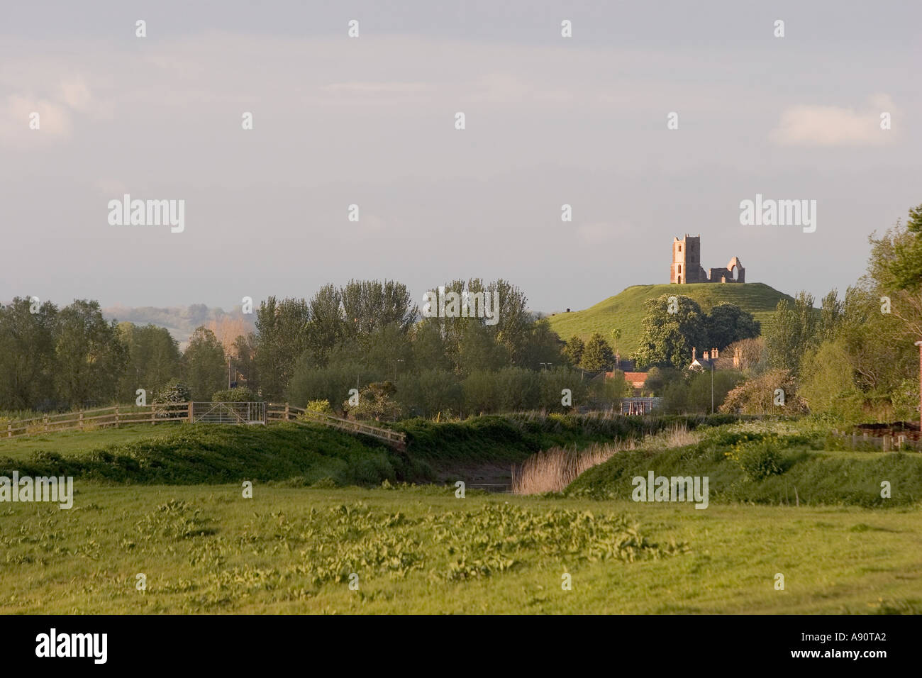 UK, England Somerset Athelny Blick in Richtung Graben prahlen und St Michaels Hügel-Kapelle Stockfoto