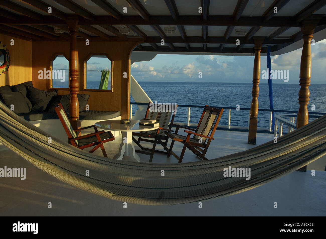 Hängematte und Gartenmöbel auf einer Kreuzfahrt Taucher Luxusboot, Malediven in der Abenddämmerung Stockfoto
