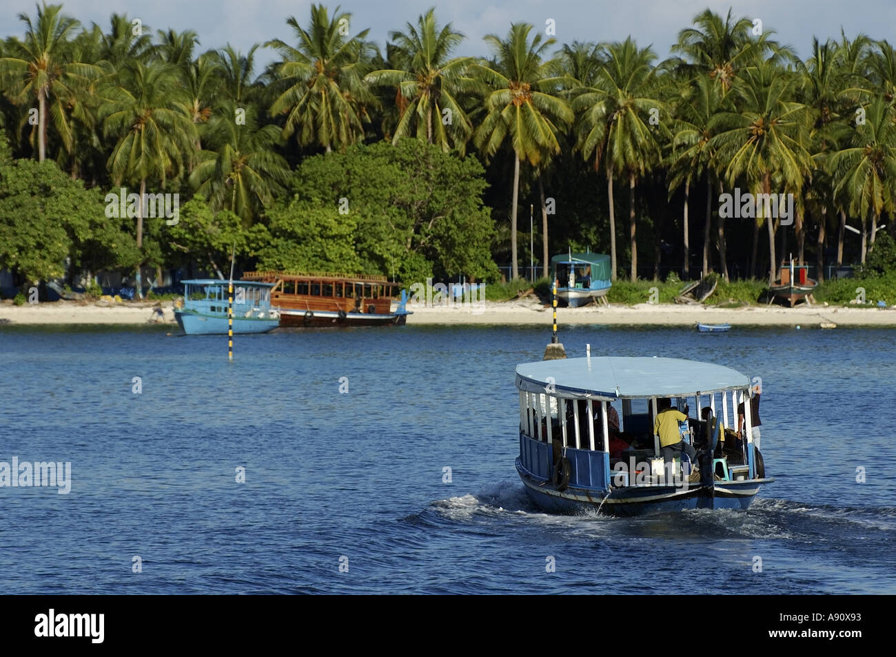 Dhoni-Boot den Transport der Passagiere um palm überdachte Beach, Malediven. Stockfoto