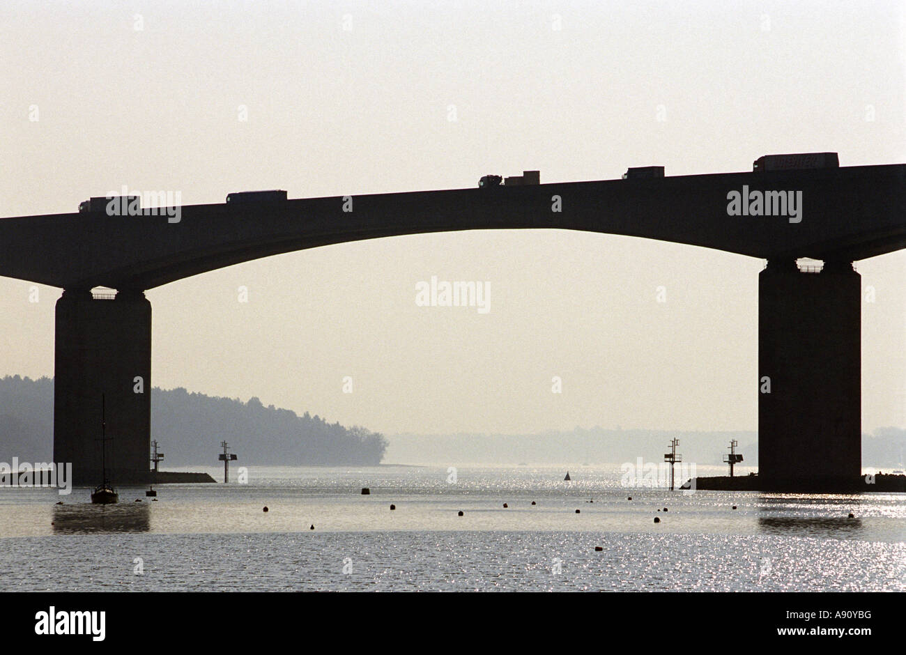 Lastwagen auf dem Weg zu dem Hafen Felixstowe, überqueren die Orwell Brücke über den River Orwell, Ipswich, Suffolk, UK. Stockfoto