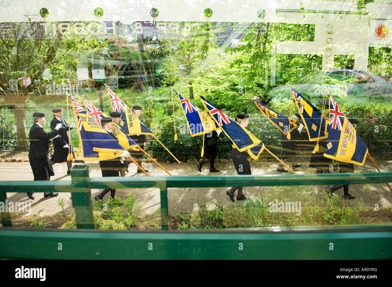 Die Royal British Legion Frauen marschieren durch Bournemouth, Dorset, Großbritannien Stockfoto