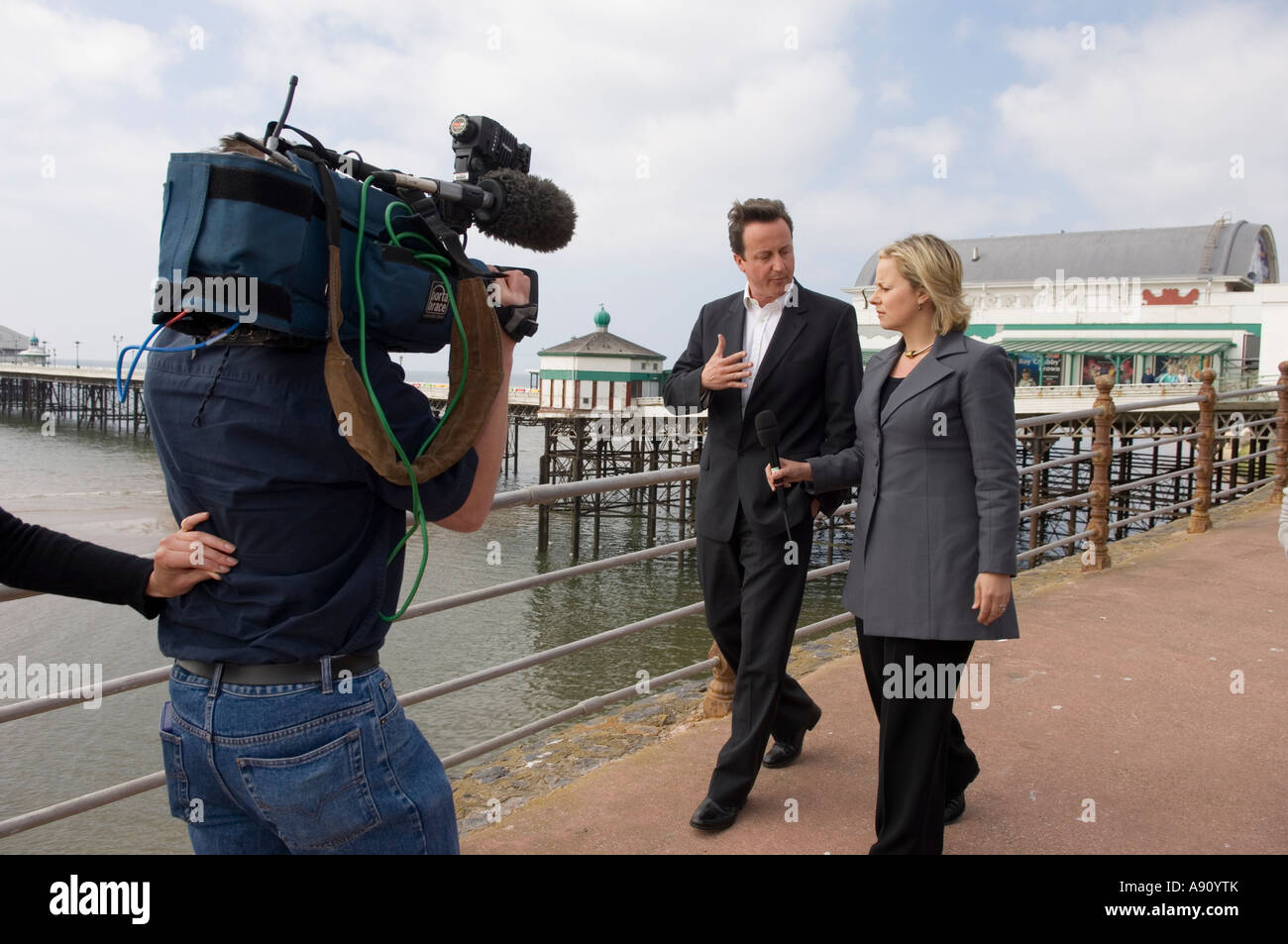 Der ehemalige Premierminister David Cameron MP führt Fernsehinterview auf der Blackpool Promenade durch Stockfoto