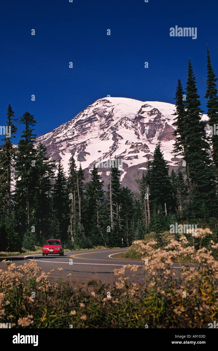 Rotes Auto aus dem Paradies am Mount Rainier Mt Rainier National Park Washington State USA unterwegs Stockfoto