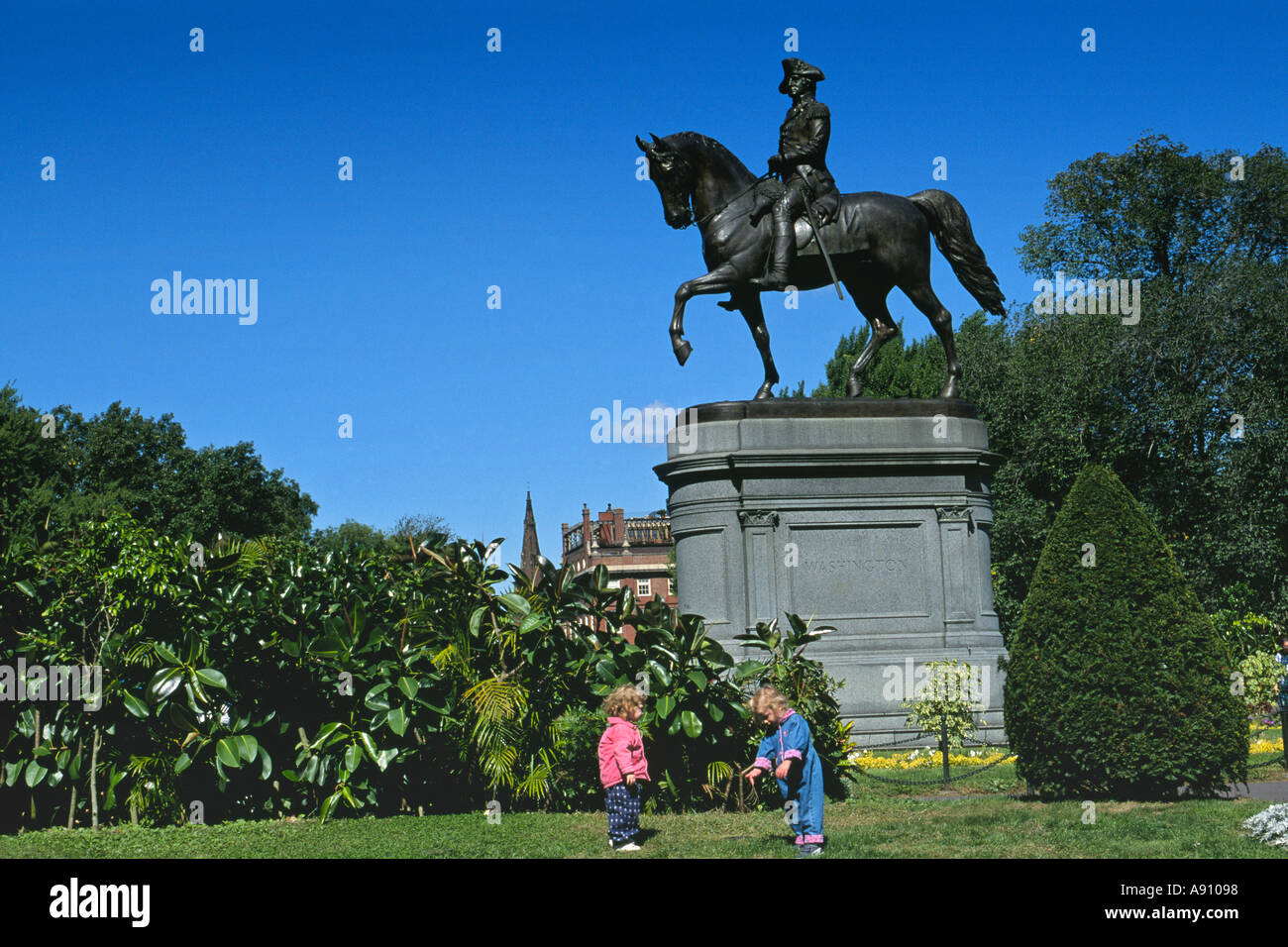 Massachusetts Boston Kinder spielen unter George Washington Monument im Stadtpark Boston Common Stockfoto