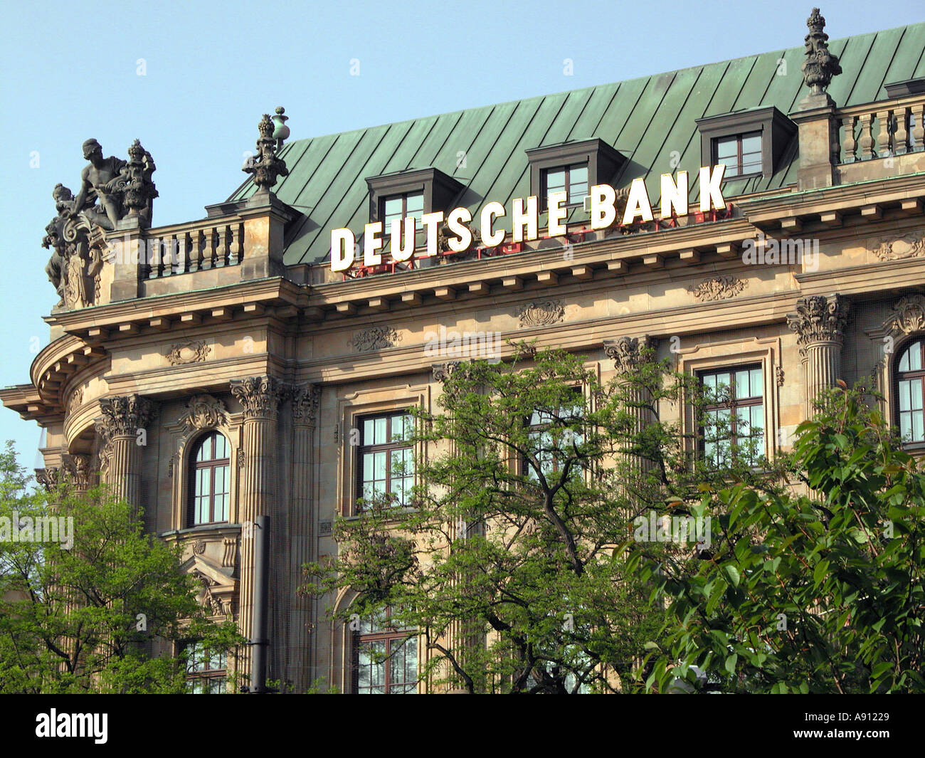 die DEUTSCHE BANK Gebäude München Stockfotografie - Alamy