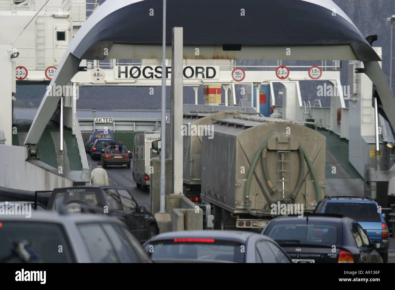 Autos fahren auf Fähre Stockfoto