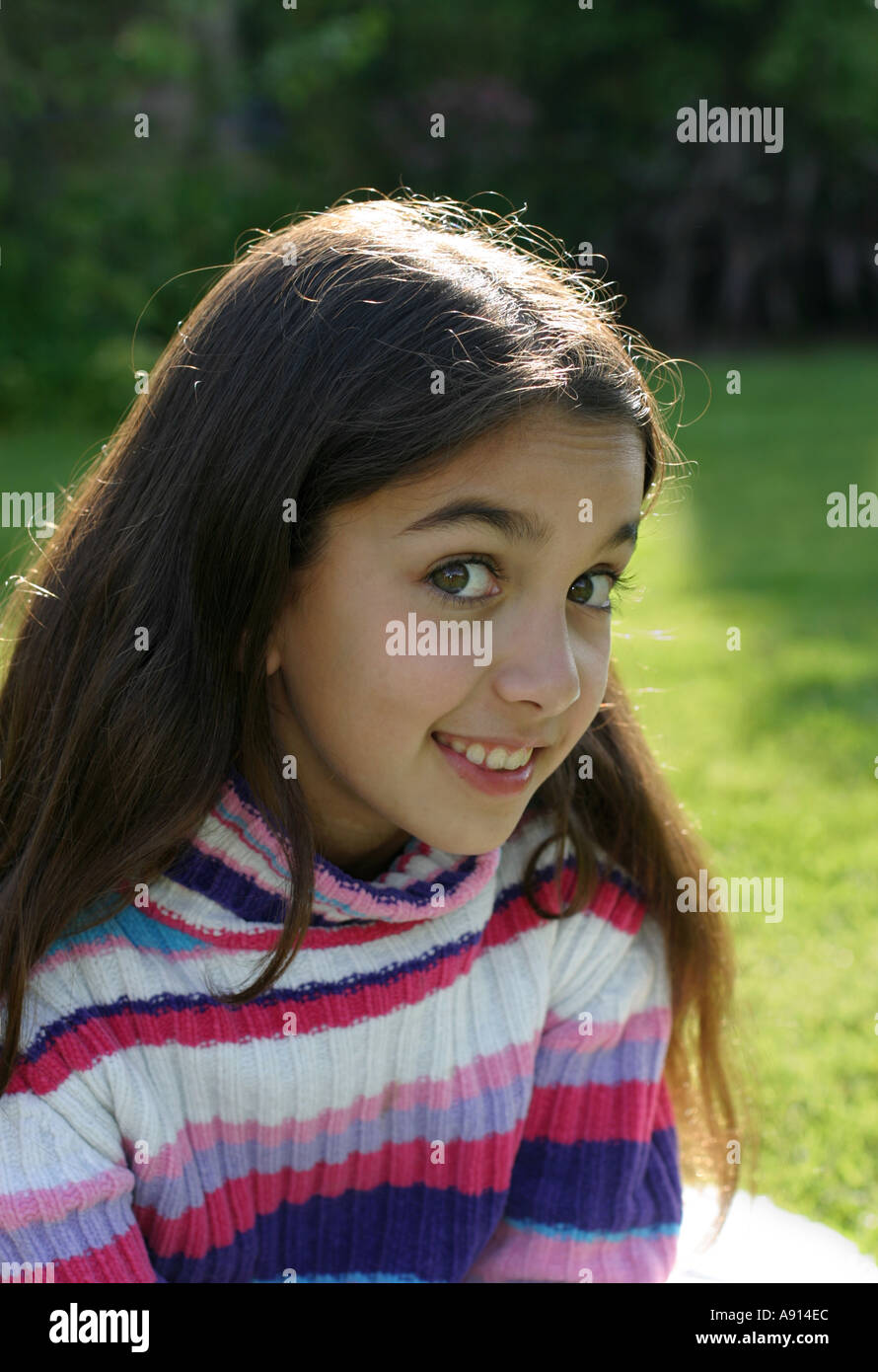 Porträt des jungen Mädchens im Garten Stockfoto