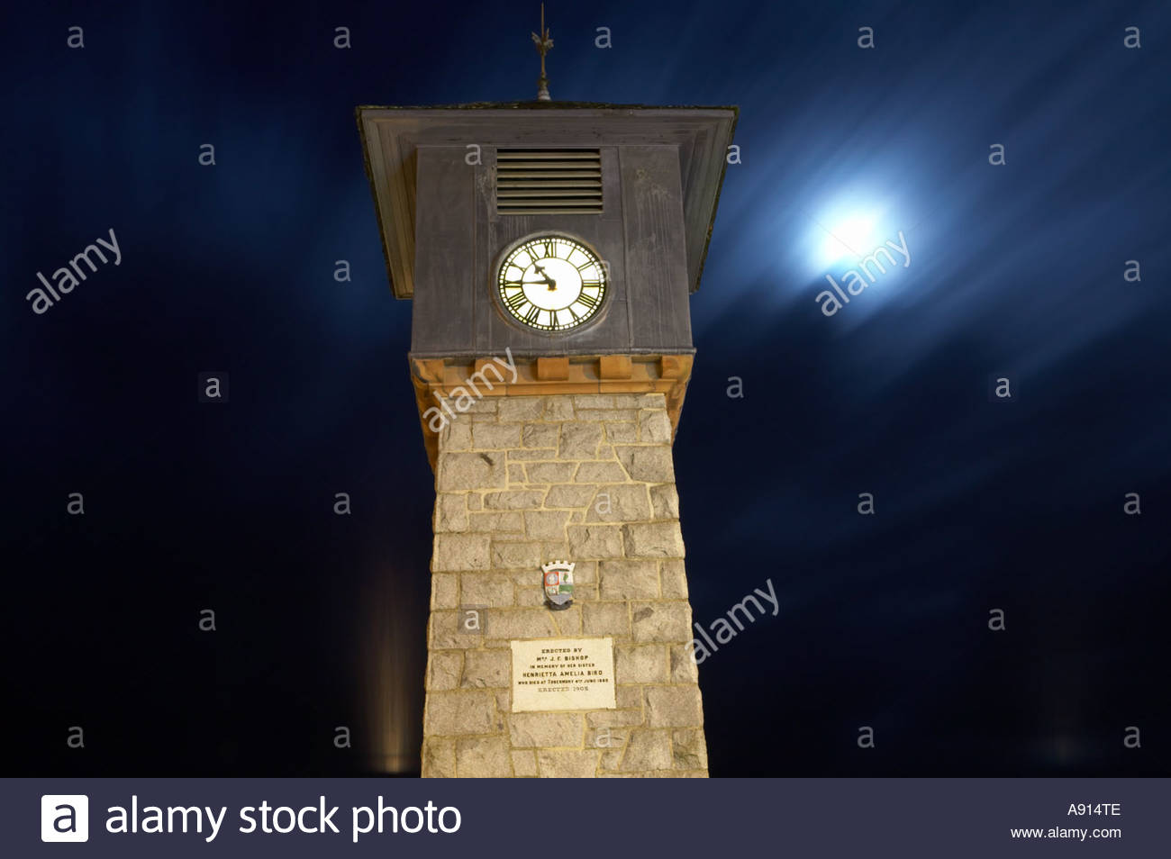 Tobermory Stadt Uhr in einer mondhellen Nacht mit einer langen Belichtungszeit aufgenommen Stockfoto