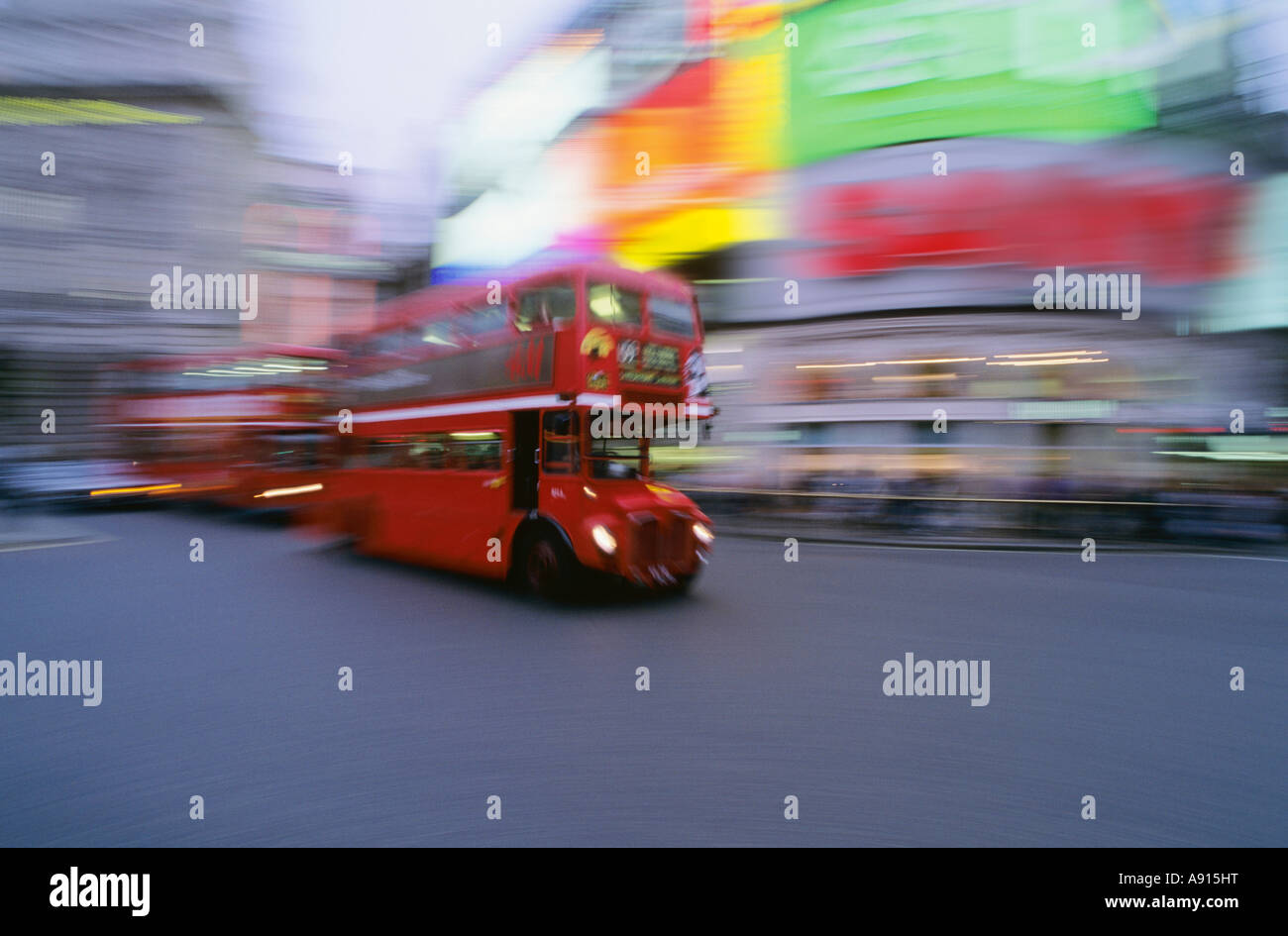 Bewegungsunschärfe von einer roten Doppeldecker Bus, Piccadilly Circus, London, England Stockfoto