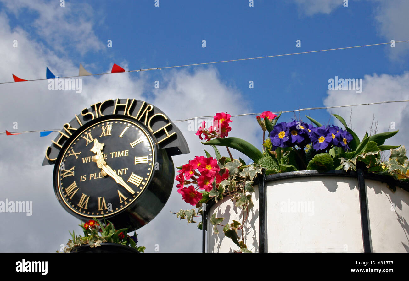 Christchurch Uhr & Frühlingsblumen im Zentrum Stadt, Dorset, UK. Europa Stockfoto
