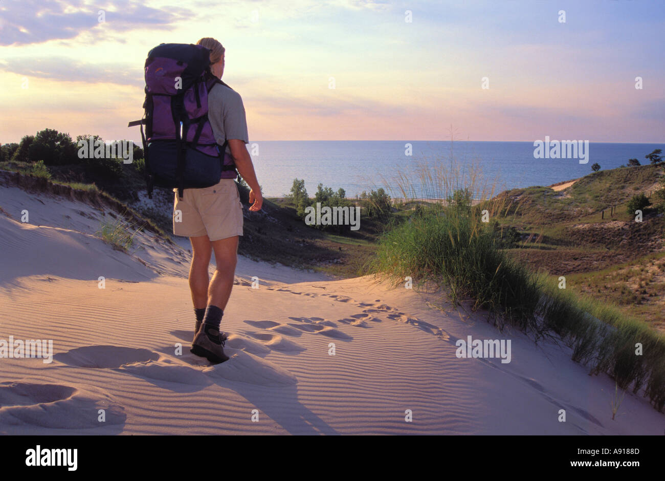 Backpacker am Strand entlang und Lake Michigan an Indiana Dunes National Lakeshore Indiana Stockfoto
