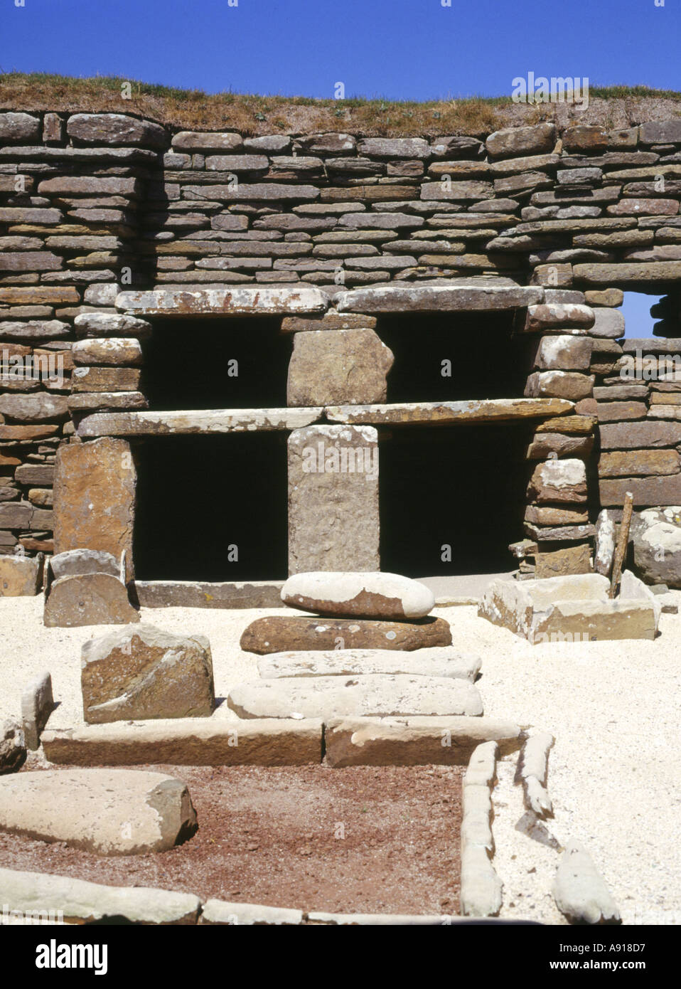 dh SKARA BRAE ORKNEY Neolithisches Dorf prähistorischen Haus Zimmer Herd Und Kommode Siedlung britische Bronzezeit Ausgrabung Stockfoto