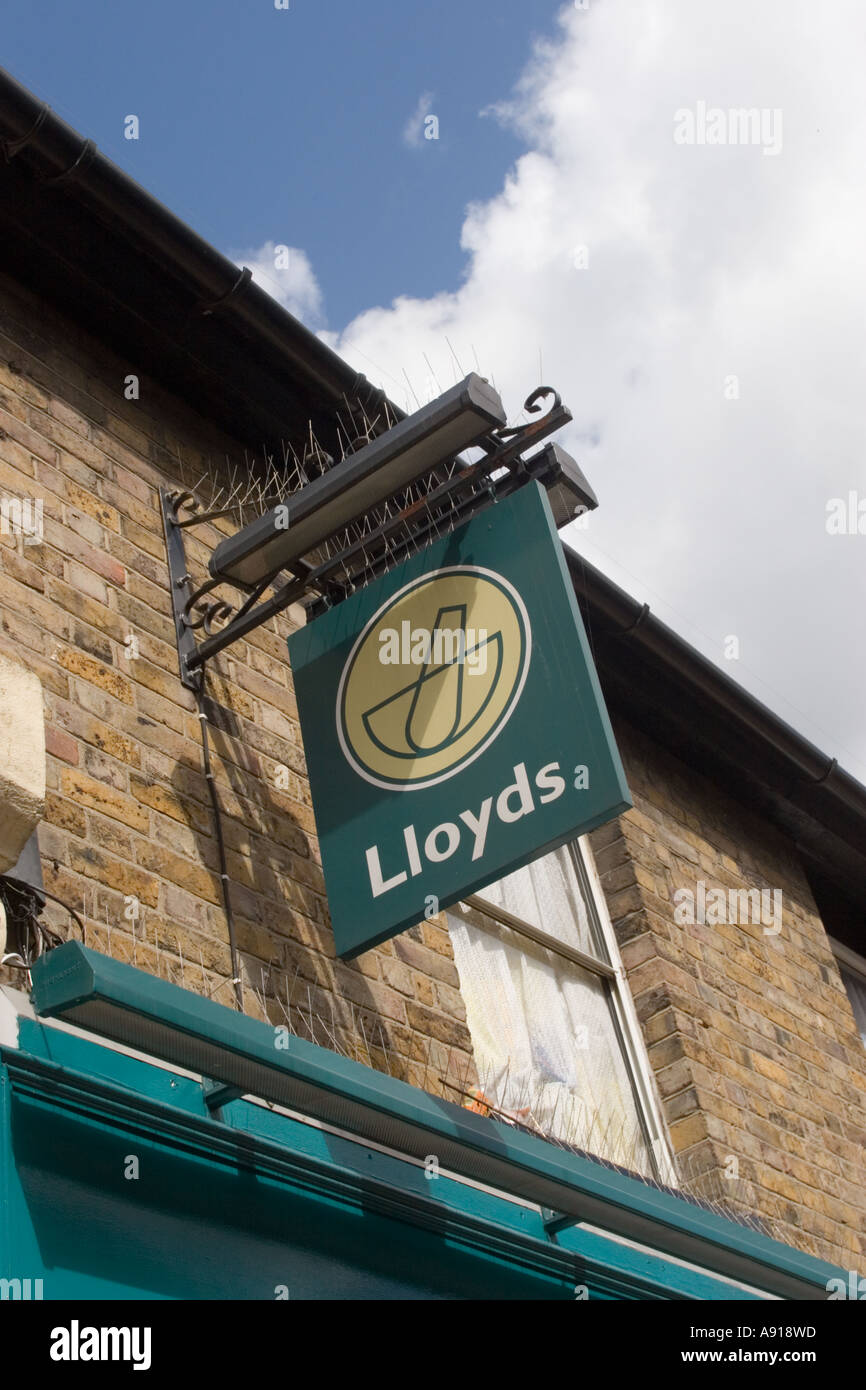 Lloyds Pharmacy in der Hautpstraße Chemiker Verschreibungen Abgabe Stockfoto