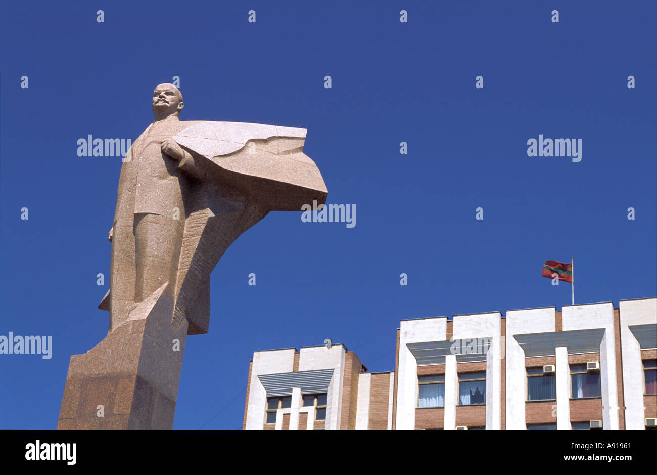 Eine Statue von Lenin steht am Gebäude der Regierung von der abtrünnigen Transnistrien-Region der Republik Moldau Stockfoto