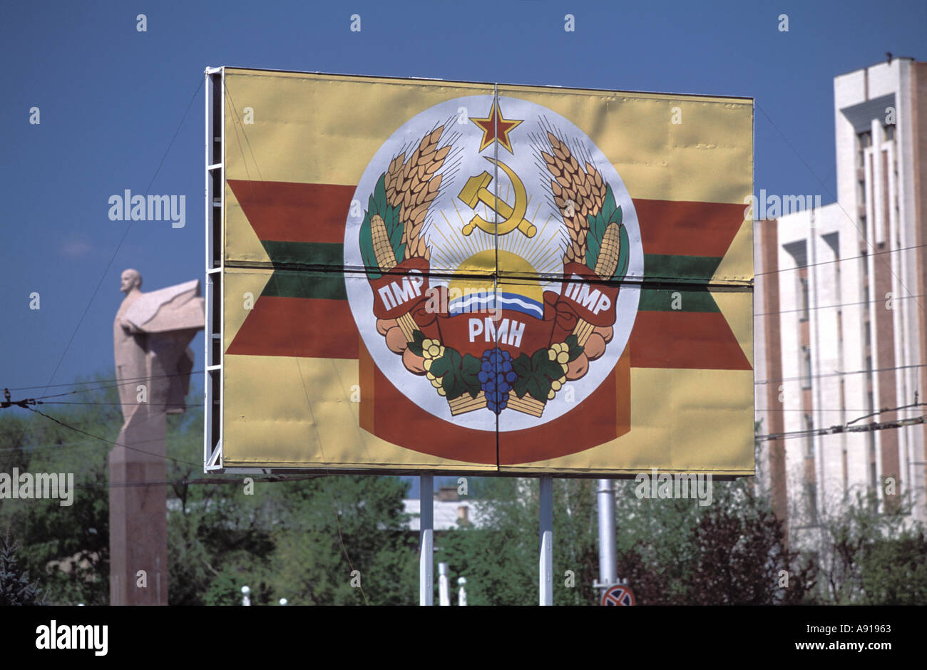 Das Wappen der Republik Transnistrien vor der abtrünnigen Region Parlament in Tiraspol Stockfoto
