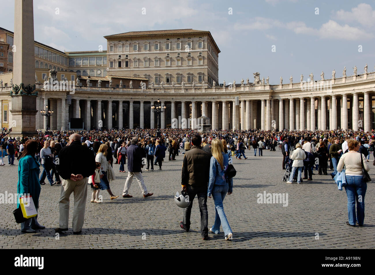 Menschenmassen in Sankt-Peters-Platz in Rom Stockfoto