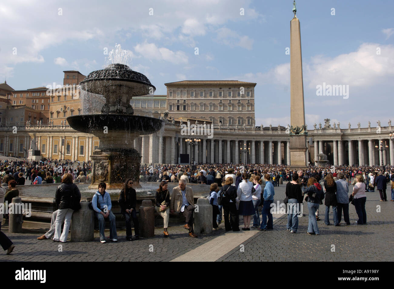 Menschenmassen in Sankt-Peters-Platz in Rom Stockfoto