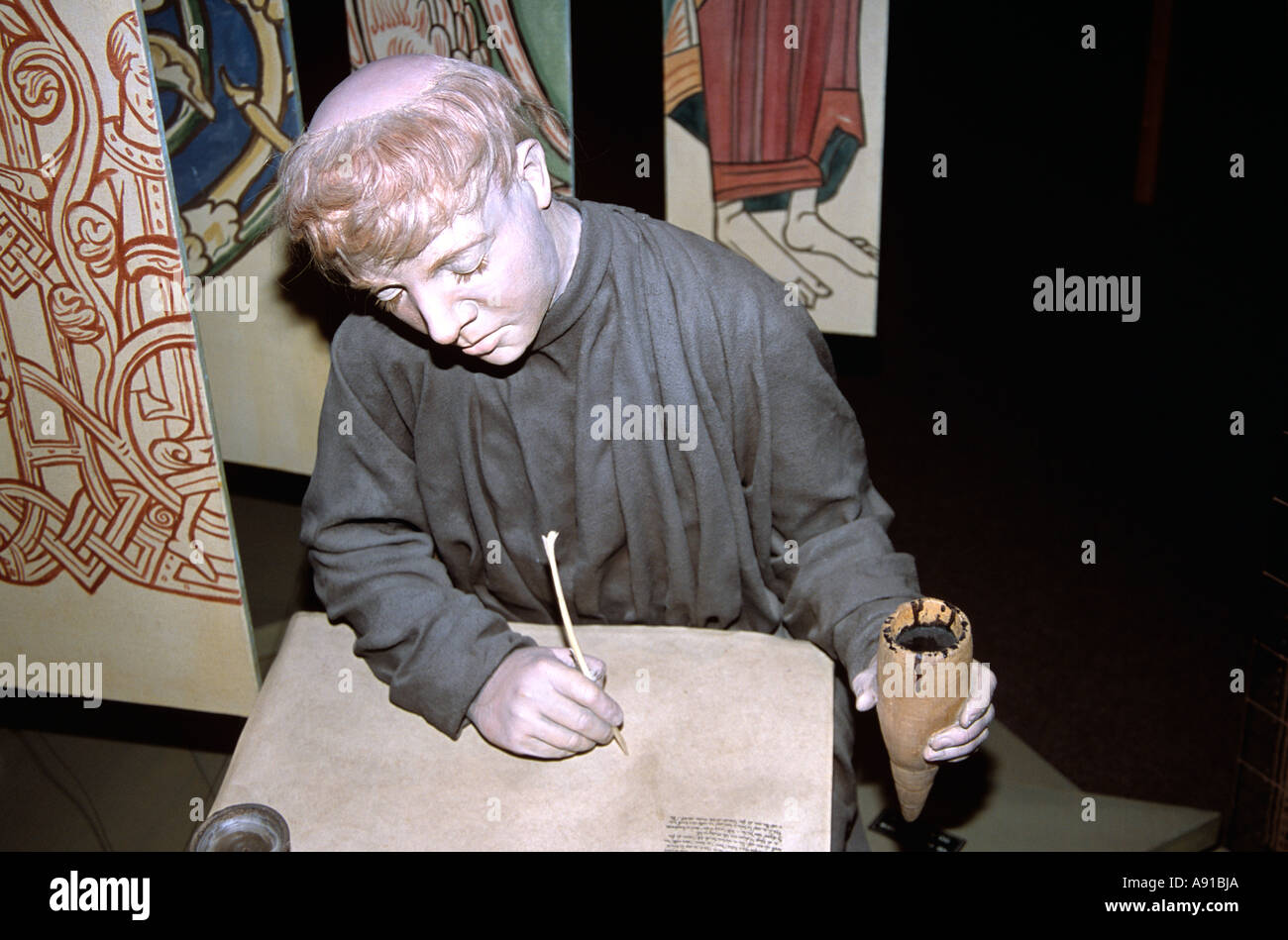 Bayeux Tapestry Museum, Modell von einem Mönch bei der Arbeit in einem Scriptorium, Bayeux, Normandie, Frankreich Stockfoto