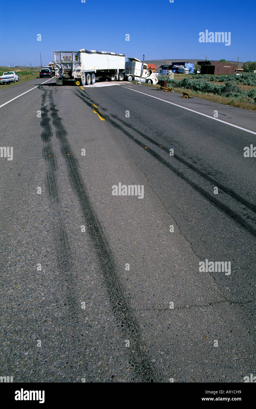 Verkehr Unfall und Skid Marks von Reifen auf der Autobahn. Stockfoto