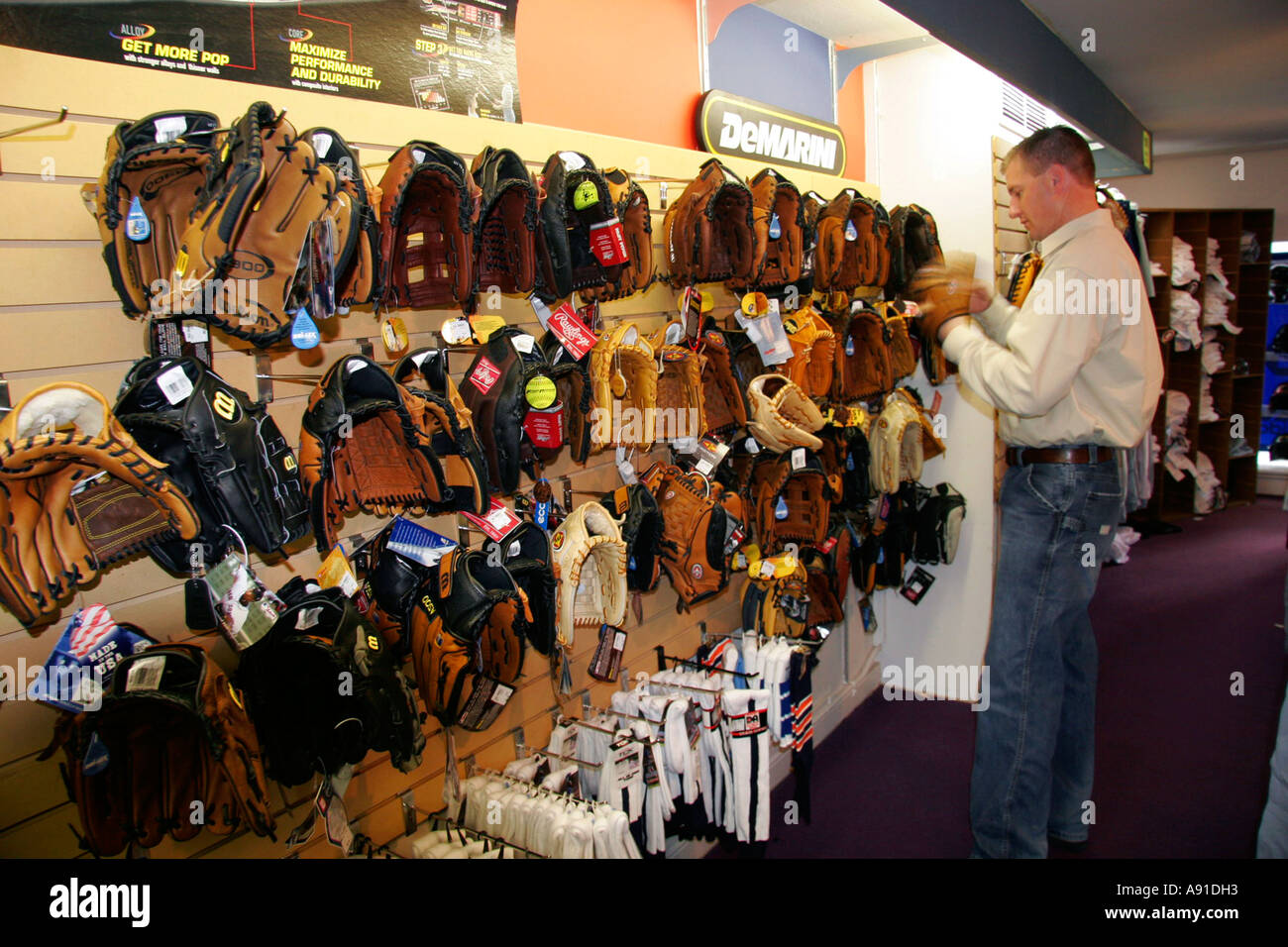 Ein Mann-Shops für ein Baseballhandschuh in einem Sportgeschäft in Boise, Idaho. Stockfoto