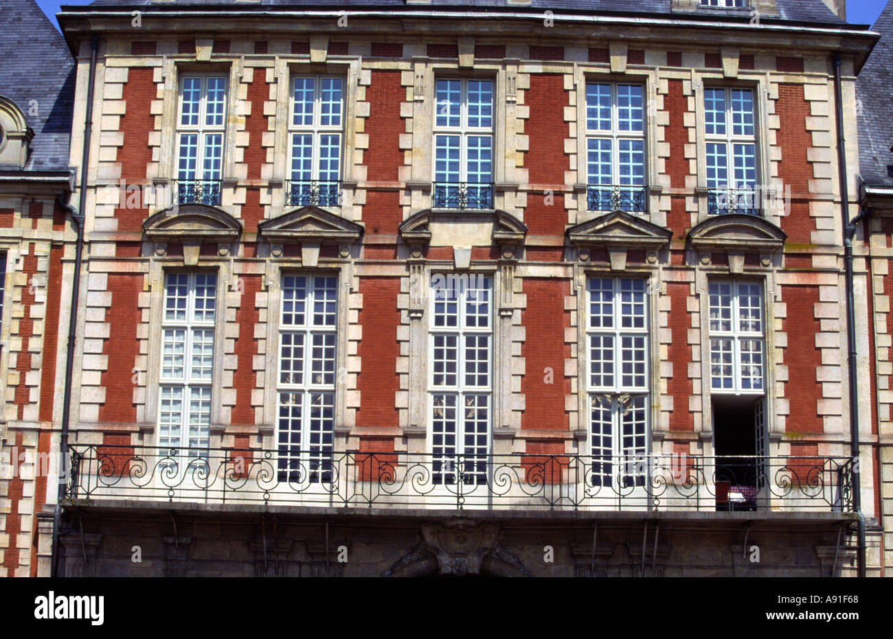 Place des Vosges Paris Wand Fassade des Hauses mit weißen Fenstern mit Fensterläden in Frankreich öffnen Stockfoto