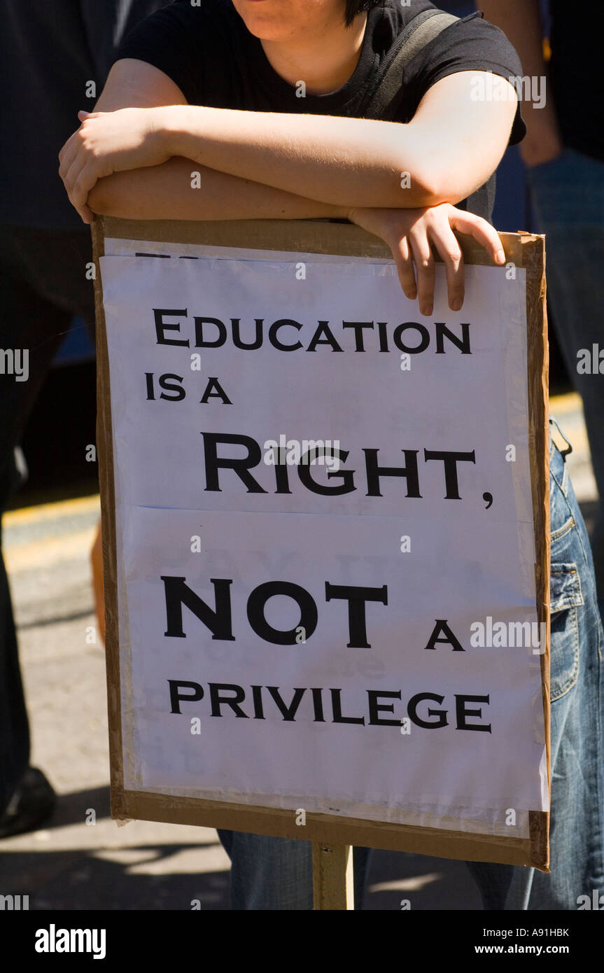 Student mit Schild "Bildung ist ein Recht kein Privileg" Stockfoto