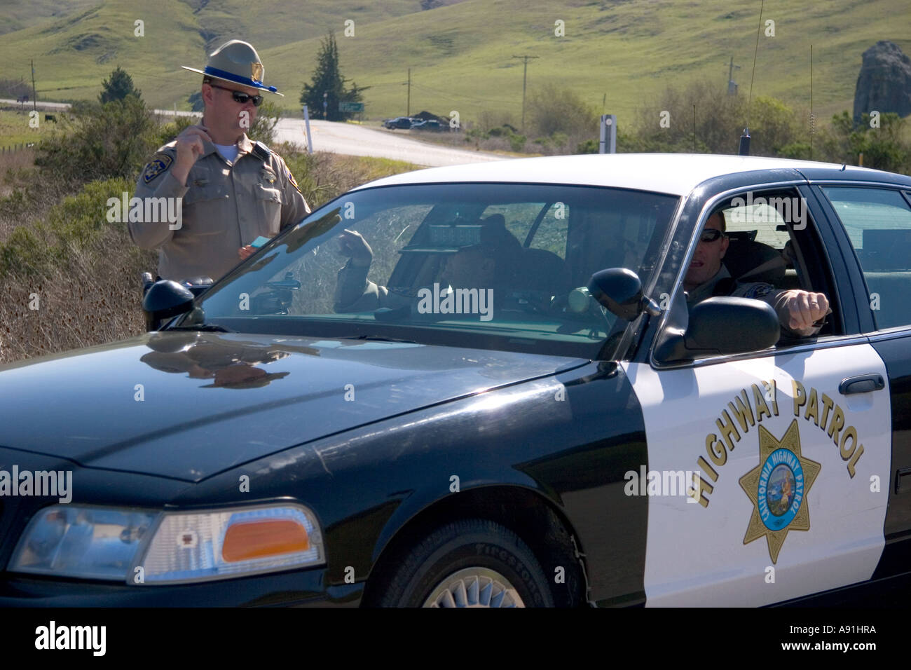 California Highway Patrol Car und Offiziere. Stockfoto