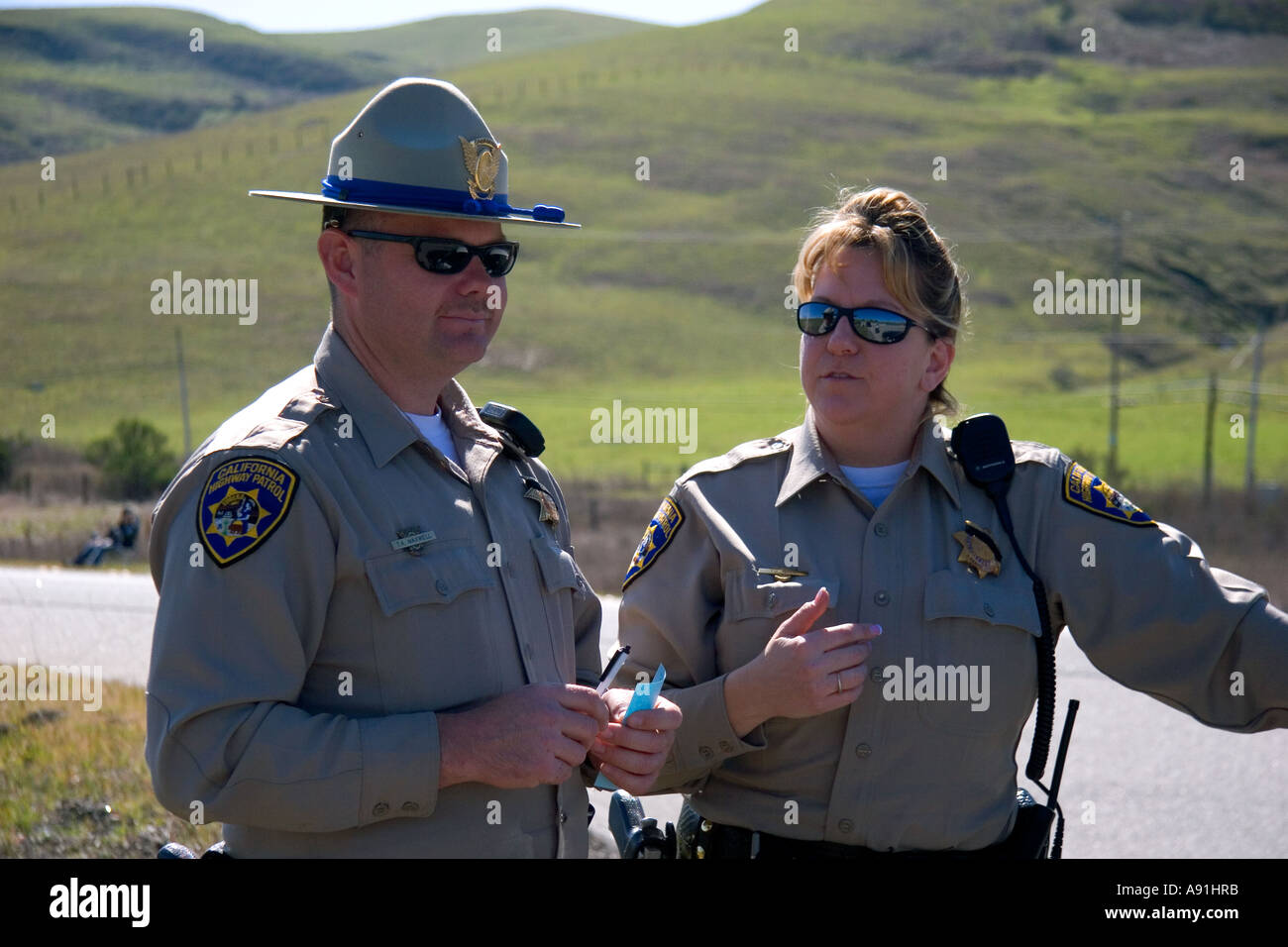 Männliche und weibliche California Highway Patrol Offiziere. Stockfoto