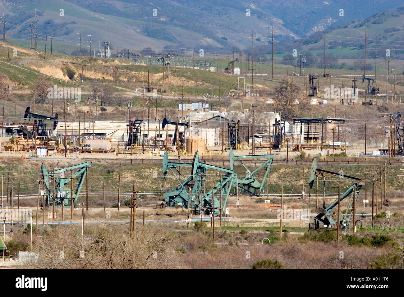 Ölquellen und Tanks im Bereich San Ardo entlang US 101, California. Stockfoto