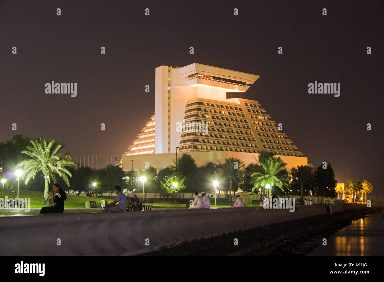 Sheraton Hotel in der Nacht in Doha Stockfoto