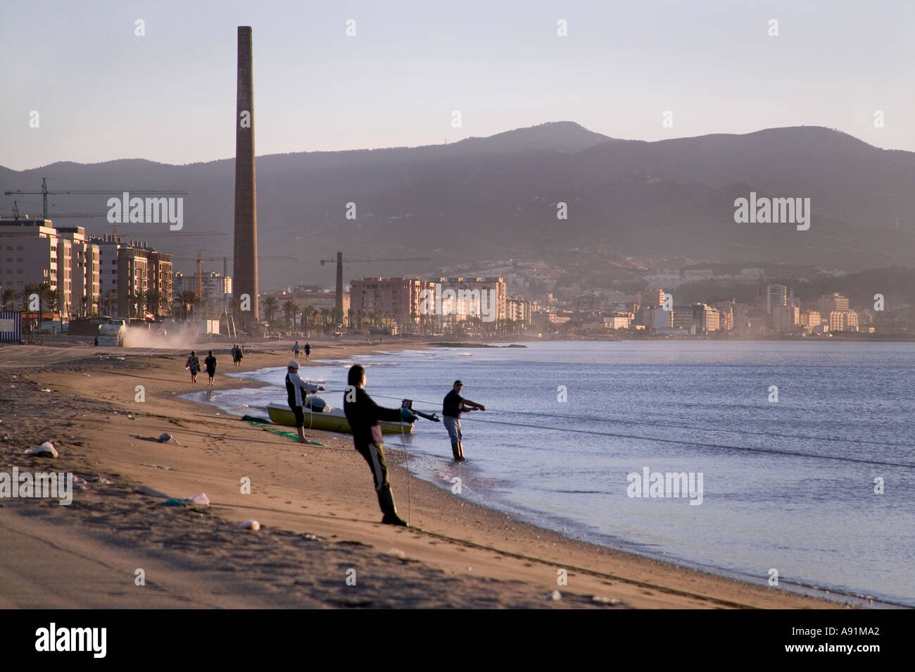 am frühen Morgen illegale Fischerei in Malaga Stockfoto
