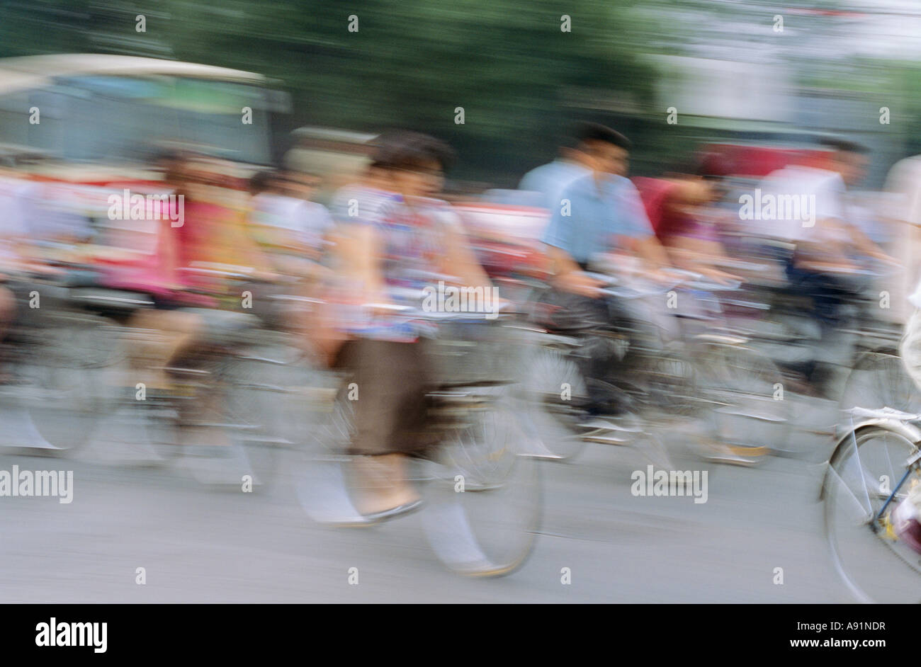 Bewegungsunschärfe von Menschen auf Fahrrädern, Peking, China Stockfoto