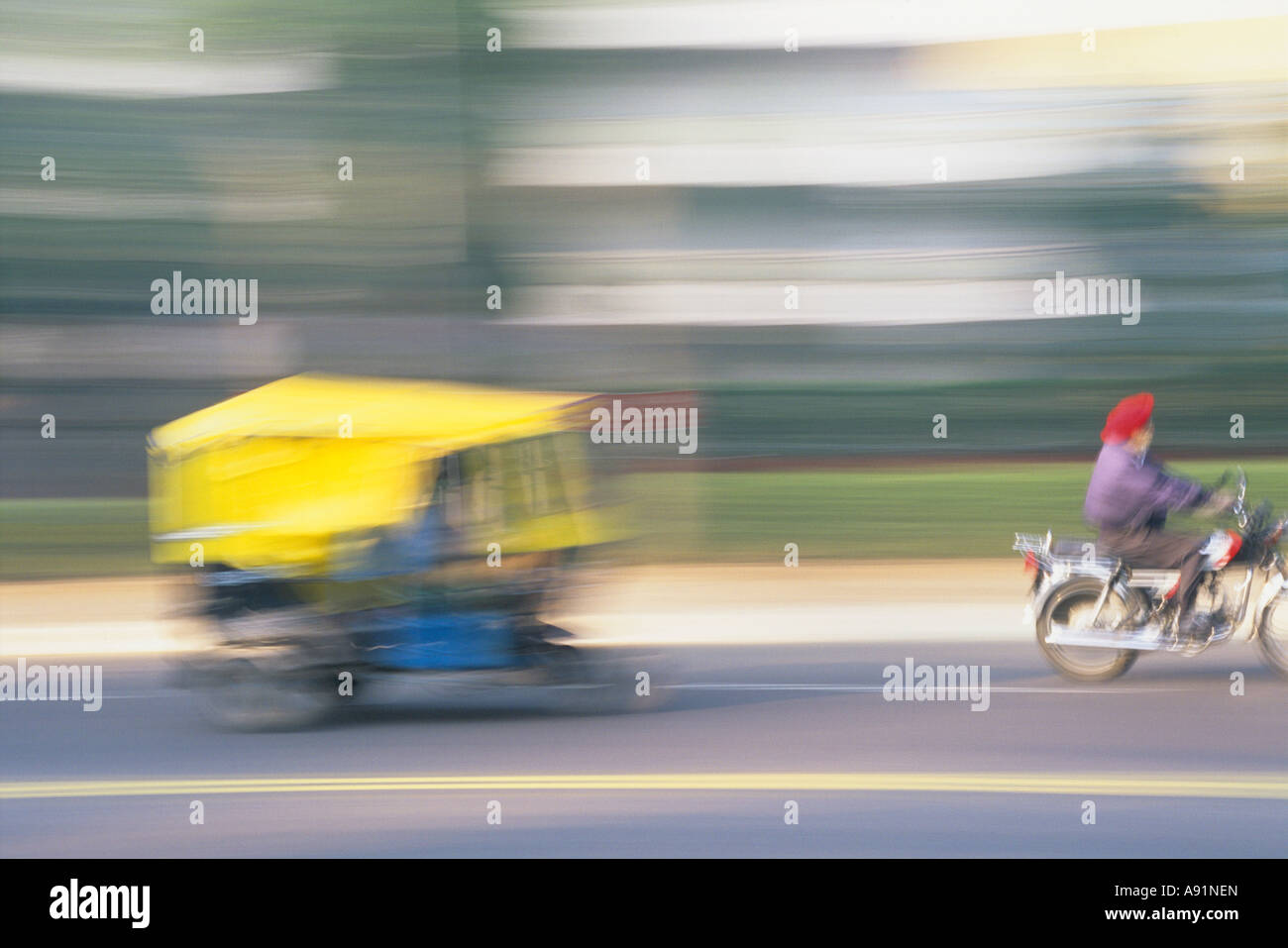 Bewegungsunschärfe Autorikscha und Mann auf dem Motorrad, Neu-Delhi, Indien Stockfoto
