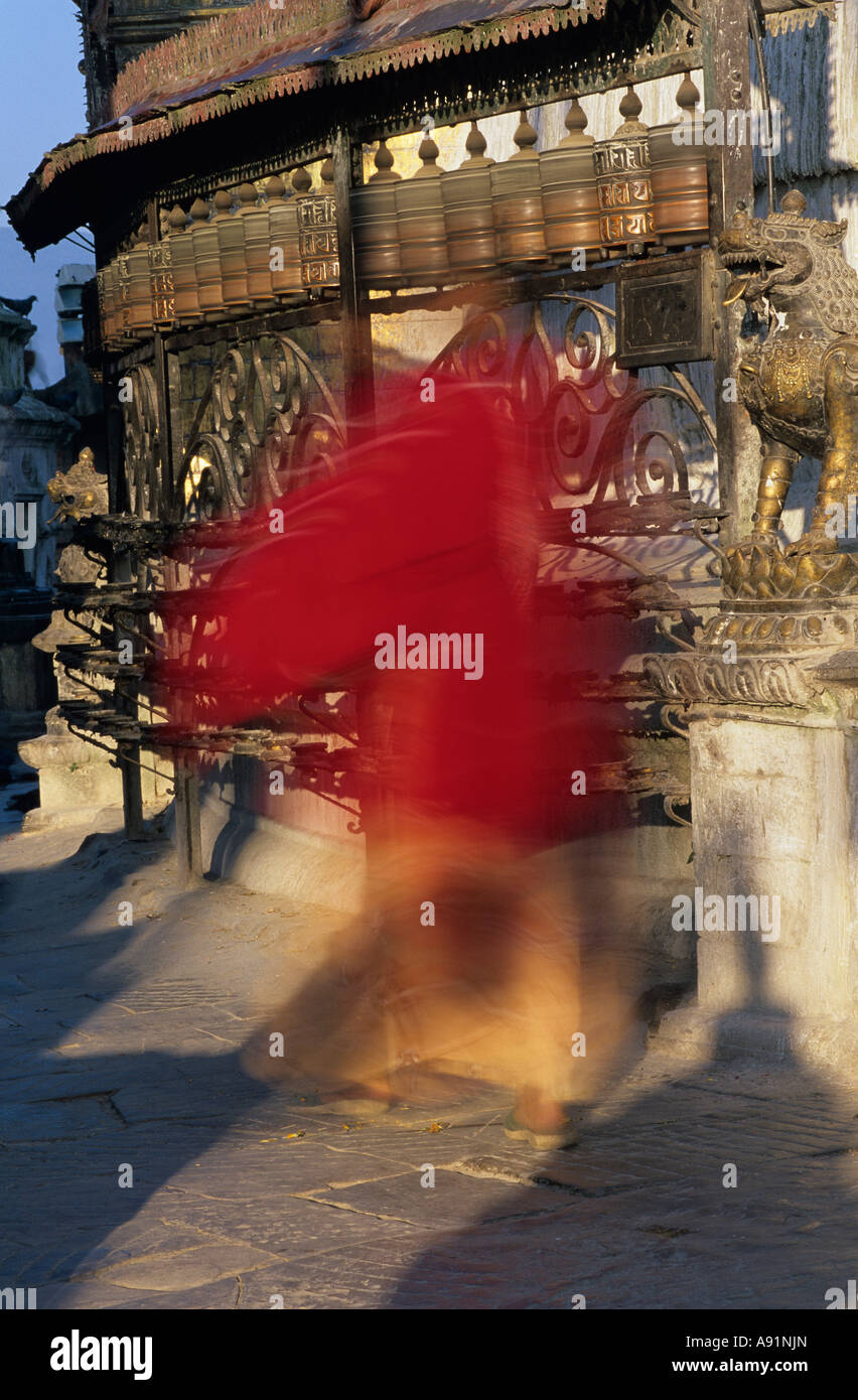 Bewegungsunschärfe des Mönchs drehen Gebetsmühlen Swayambhunath Tempel, Nepal Stockfoto