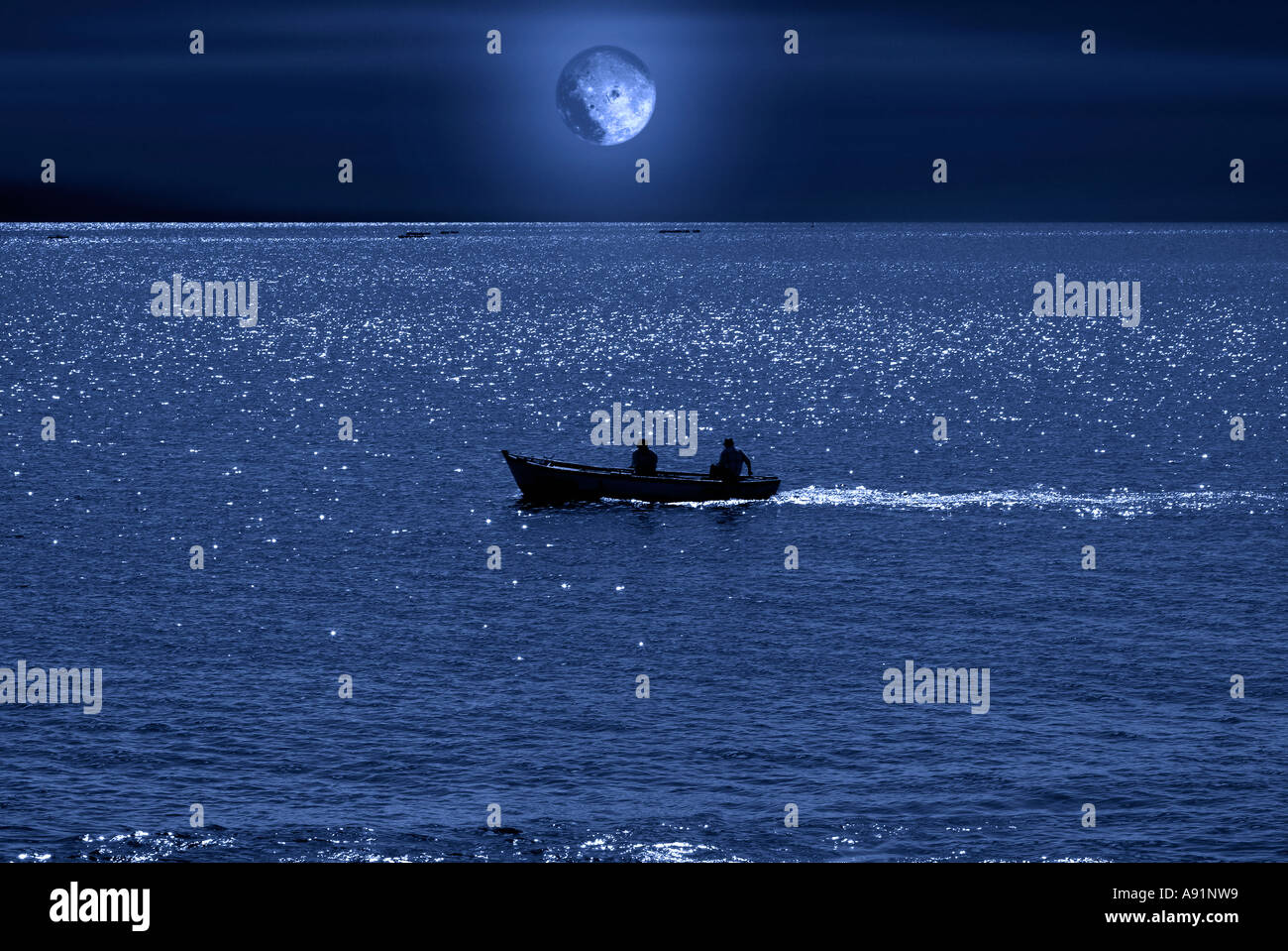 Vollmond und ein Angeln Boot Vollmond Und Meer Stockfoto