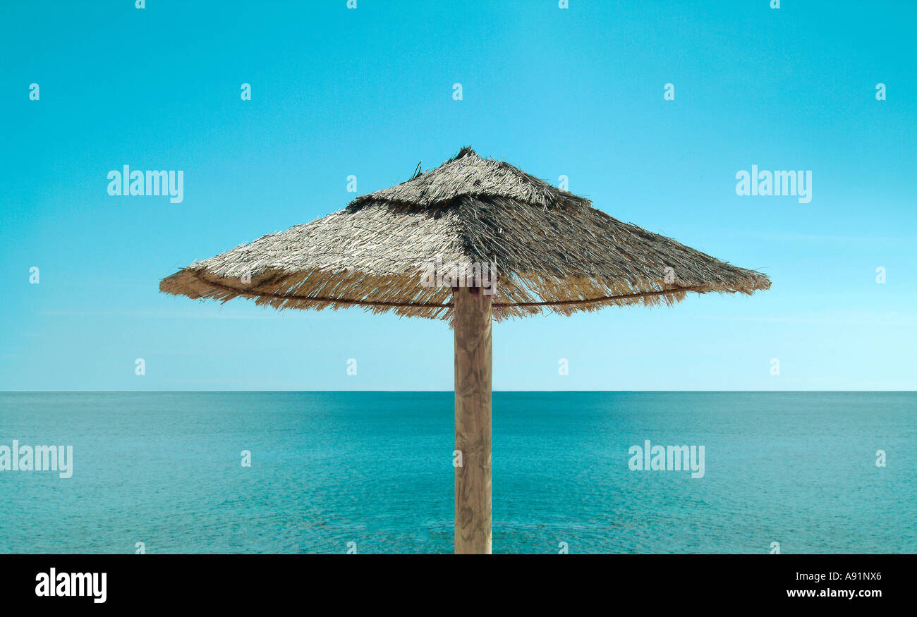 Stroh-Bildschirm am Strand Strohsonnenschirm bin Strang Bei Tollem Wetter Stockfoto