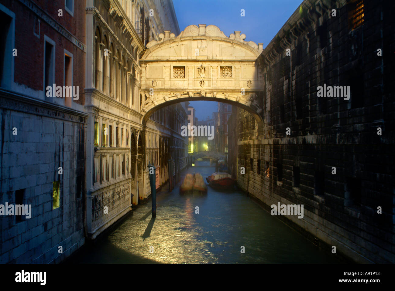 Seufzerbrücke in Venedig Seufzerbrücke bin Palazzo Ducale Dogenpalast Und Palazzo d Prigiono in Venedig Bei "Sonnenaufgang" Stockfoto