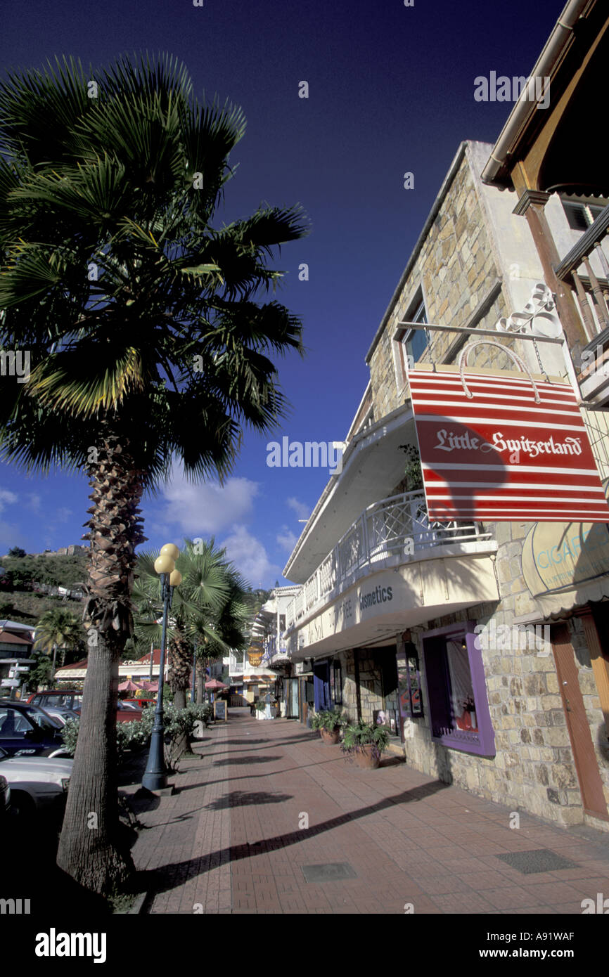 Karibik, Französische Antillen, St.Martin. Marigot; Boulevard de France; Geschäfte und Cafés Stockfoto