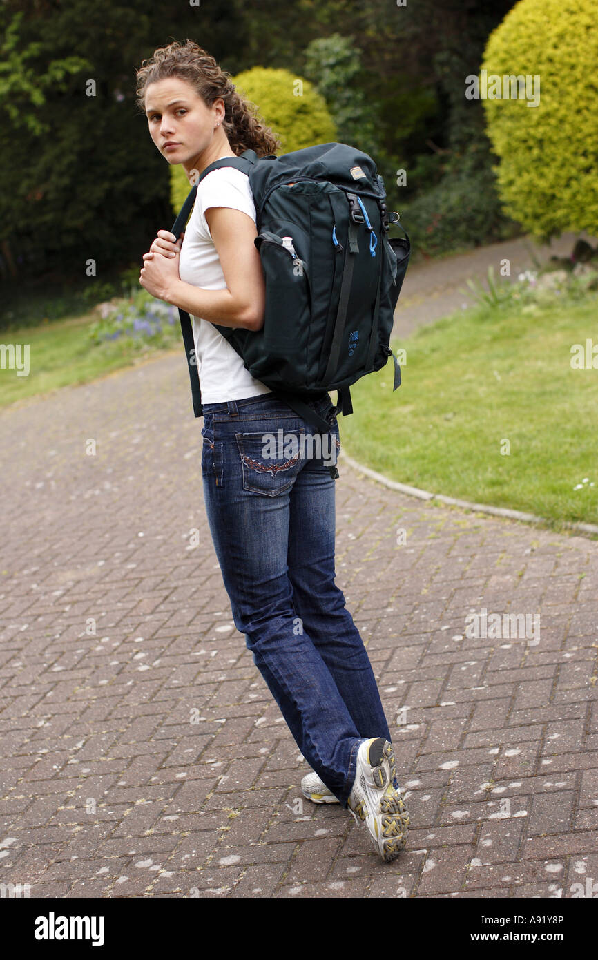 Mädchen mit Rucksack auf dem Rücken zu Fuß auf Weg Stockfoto