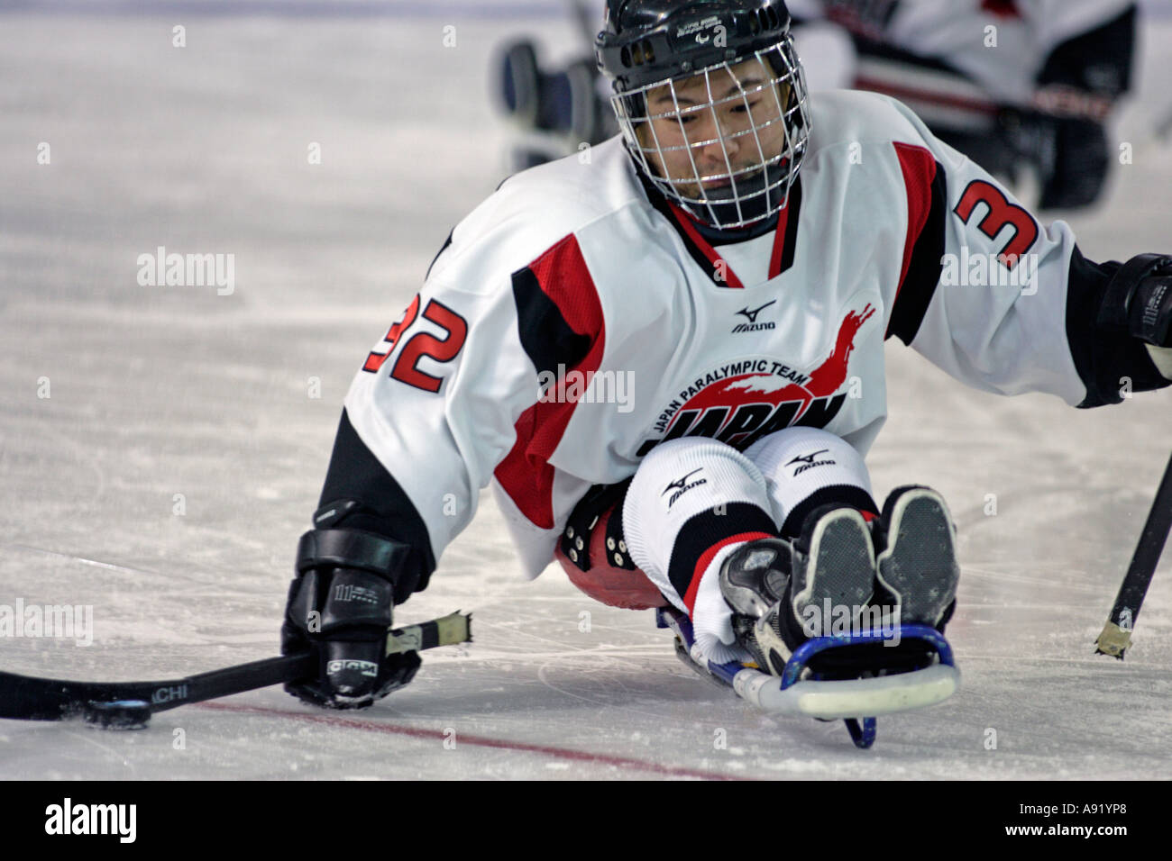 UEHARA Japan bereitet, um einen Schuss auf das Tor im Spiel 14 die erste Runde Männer Schlitten-Hockey zwischen Japan und Ital Stockfoto