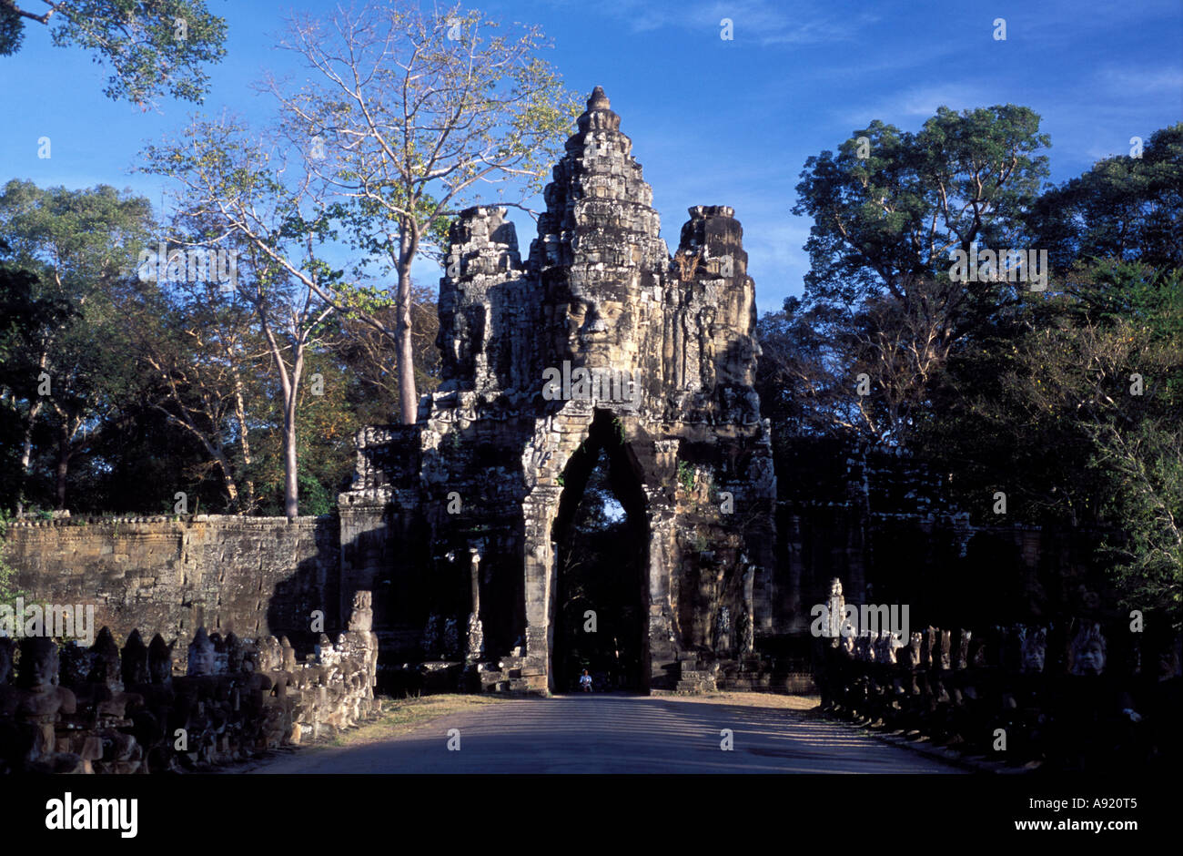 Kambodscha: Angkor Wat Tempel. Angkor Thom mit geschnitzten Köpfen von König Jayarvarman VII Stockfoto