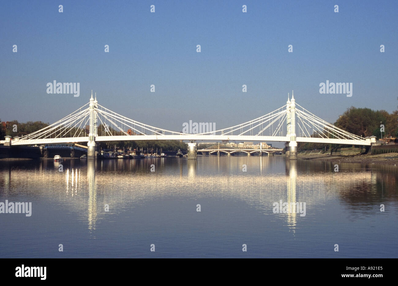 Albert Bridge London Panoramablick viktorianischen Kreuzung für den Straßenverkehr mit Reflexionen in der Themse & Chelsea Bridge entfernten Chelsea England Großbritannien Stockfoto