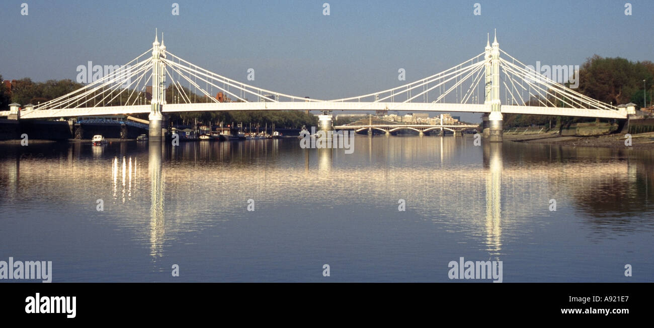 Albert Bridge London Panoramablick viktorianischen Kreuzung für den Straßenverkehr mit Reflexionen in der Themse & Chelsea Bridge entfernten Chelsea England Großbritannien Stockfoto