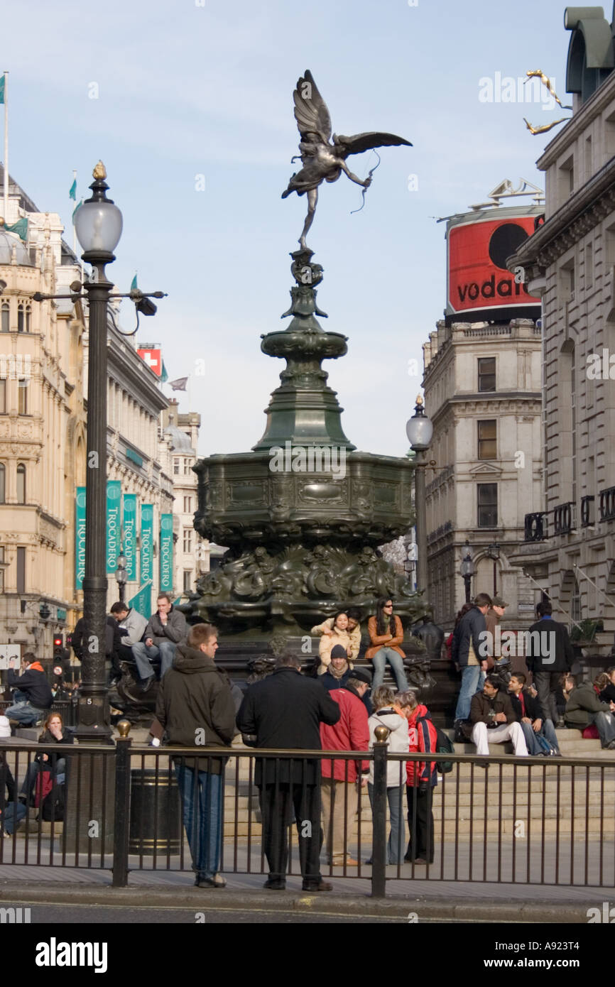 Die berühmten Eros-Brunnen am Piccadilly Circus, London, England, Europa. Stockfoto